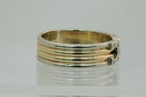 72- Fraaie tri-color 14Krt gouden design ring  0.10c diamant - klein model. kopen? Bied vanaf 190!