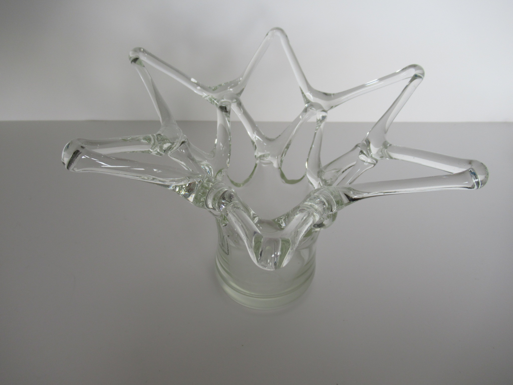 Niet of onleesbaar gesigneerd - Glazen kroontjes vaas verkocht voor € 1!