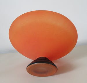 Niet of onleesbaar gesigneerd - Art deco oranje gesatineerde glazen schaal op voet kopen? Bied vanaf 1!