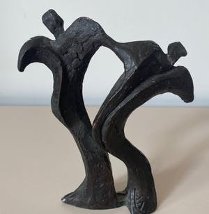 Niet of onleesbaar gesigneerd - Verbronsd abstract beeld van twee dansende of feestende figuren kopen? Bied vanaf 1!