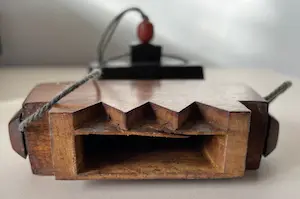 Niet of onleesbaar gesigneerd - Antieke handgesneden houten "Tongal" Sumba Tabaksdoos\portemonnee uit Indonesië kopen? Bied vanaf 1!