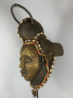 Punu - Tribal used Old African female Bronze mask from the Punu with Cap - Gabon. kopen? Bied vanaf 125!