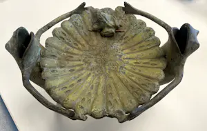 Onbekend - metalen schaaltje met kikkers en lelieblad kopen? Bied vanaf 50!