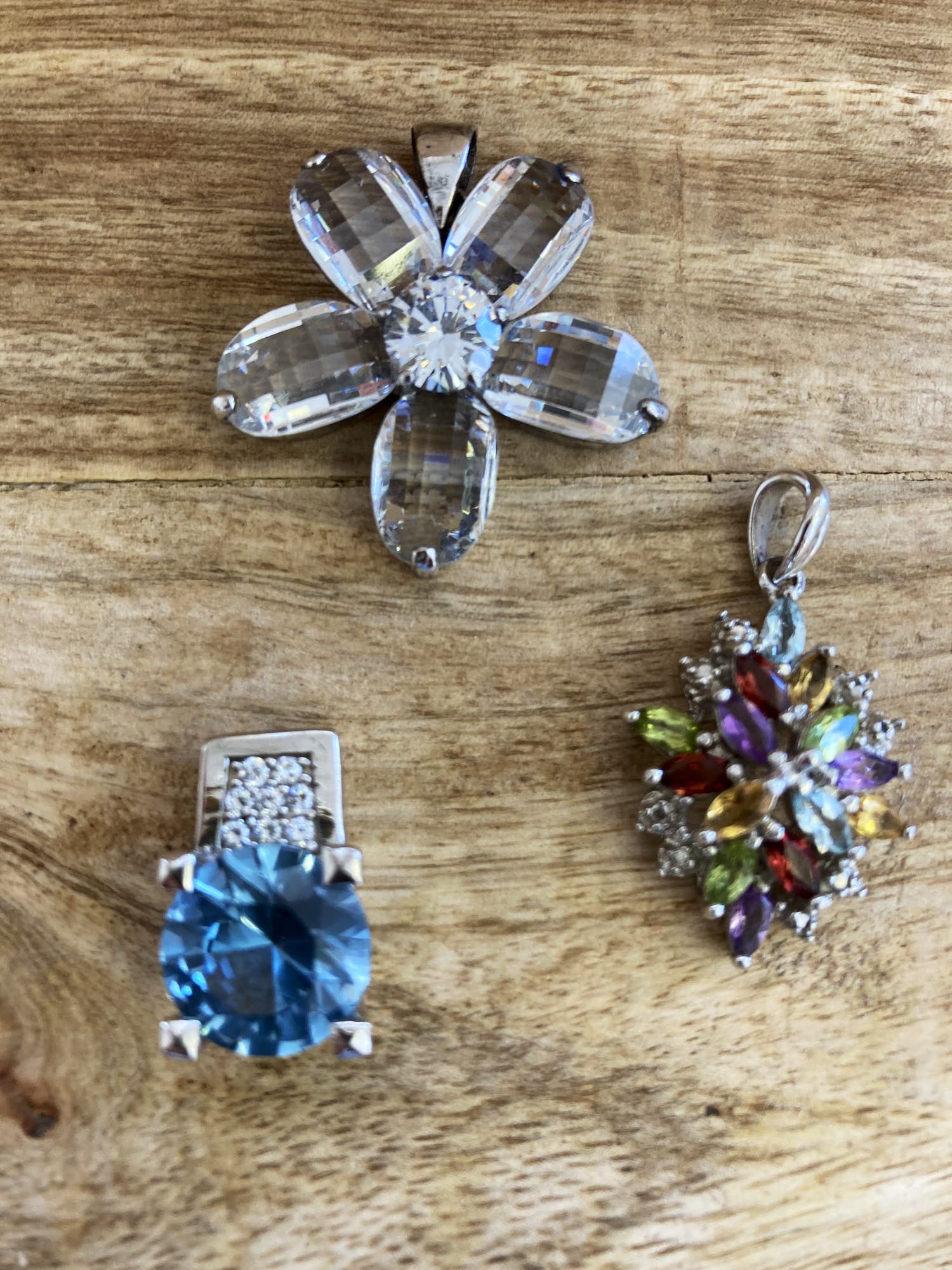 Een Lotje van drie zilveren hangers met kleurstenen en zirkonia verkocht voor € 35!