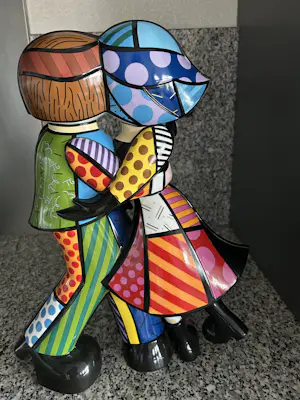 Romero Britto - Pop art sculptuur van omhelzend paar kopen? Bied vanaf 400!