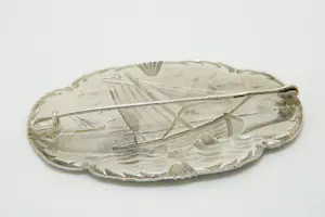 39- Friesland ca. 1930 - 2e geh. zilveren "zeilboten" broche meesterteken JvsV kopen? Bied vanaf 35!