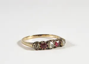 14 kt. geelgouden rijring bezet met diamanten en robijn kopen? Bied vanaf 150!