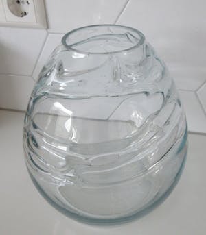 Niet of onleesbaar gesigneerd - Grote lichte blauwe Studio glazen design vaas kopen? Bied vanaf 1!