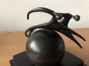 Corry Ammerlaan - Beeldje op sokkel - De hele wereld aankunnen kopen? Bied vanaf 35!