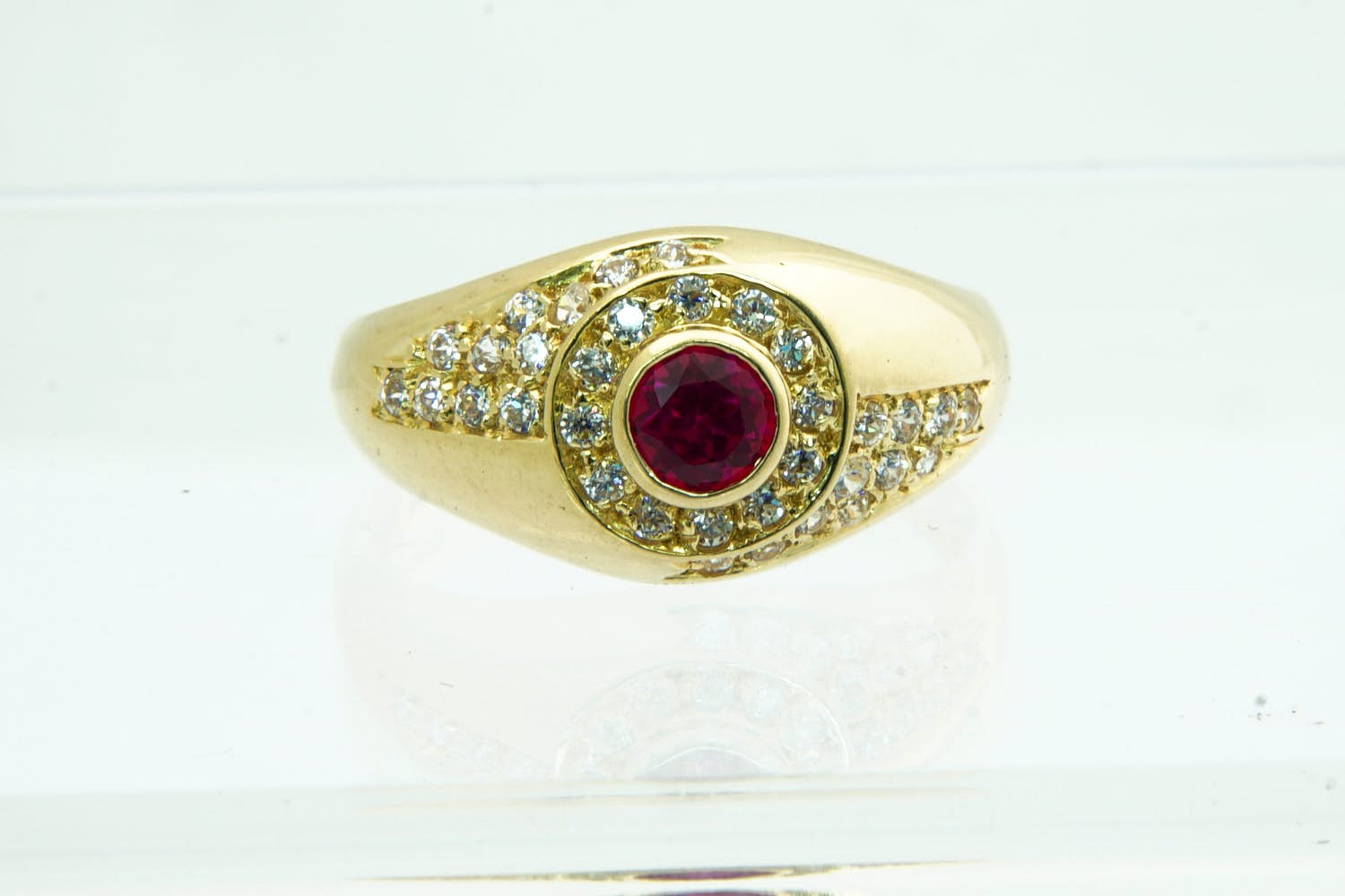 20- Sierlijke 14 krt gouden dames entourage ring met gefacetteerde rode steen kopen? Bied vanaf 170!