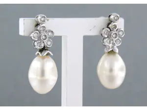 18k wit gouden oorhangers met parel en briljant geslepen diamanten tot 0,14ct kopen? Bied vanaf 245!