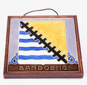 Faience- en Tegelfabriek Westraven - Cloisonné tegel voorstellende wapen van Bandoeng kopen? Bied vanaf 9!