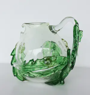 Ciel van Dooren - Studio de Oude Horn / Fraaie grote glazen schenkkan met bladmotief kopen? Bied vanaf 150!