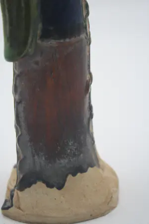 Niet of onleesbaar gesigneerd - Aardewerken Chinees Graffiguur van een Danseres met sancai (Driekleuren) loodsil kopen? Bied vanaf 1!