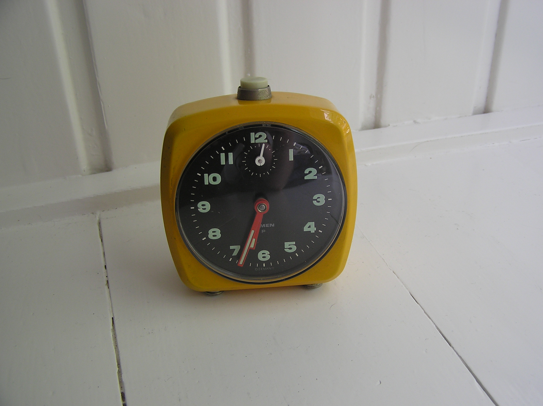 Niet of onleesbaar gesigneerd - Lumen P - Gele metalen vintage wekker verkocht voor € 1!