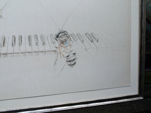 Corstiaan de Vries - (Kleur)potlood-tekening , Sprinkhaan en Bij op piano – ingelijst – 94 x 80 cm kopen? Bied vanaf 1!