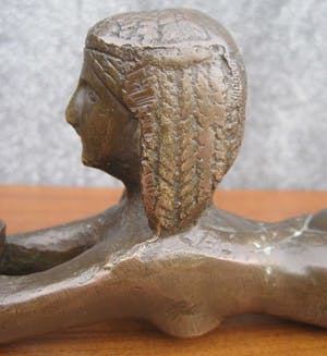 Brons (Onbekend) - Liggende priesteres kopen? Bied vanaf 80!