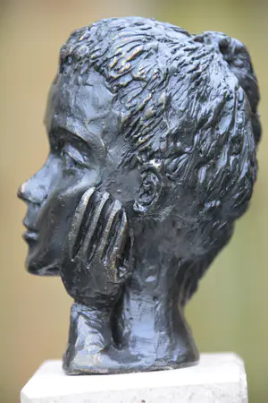 Astrid Veldhuyzen-Koppen - Fraai beeldje getiteld "luisteren" kopen? Bied vanaf 8!