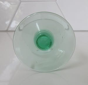 Niet of onleesbaar gesigneerd - Vier Belgische art deco glaasjes met Anna groene stok en voet kopen? Bied vanaf 10!