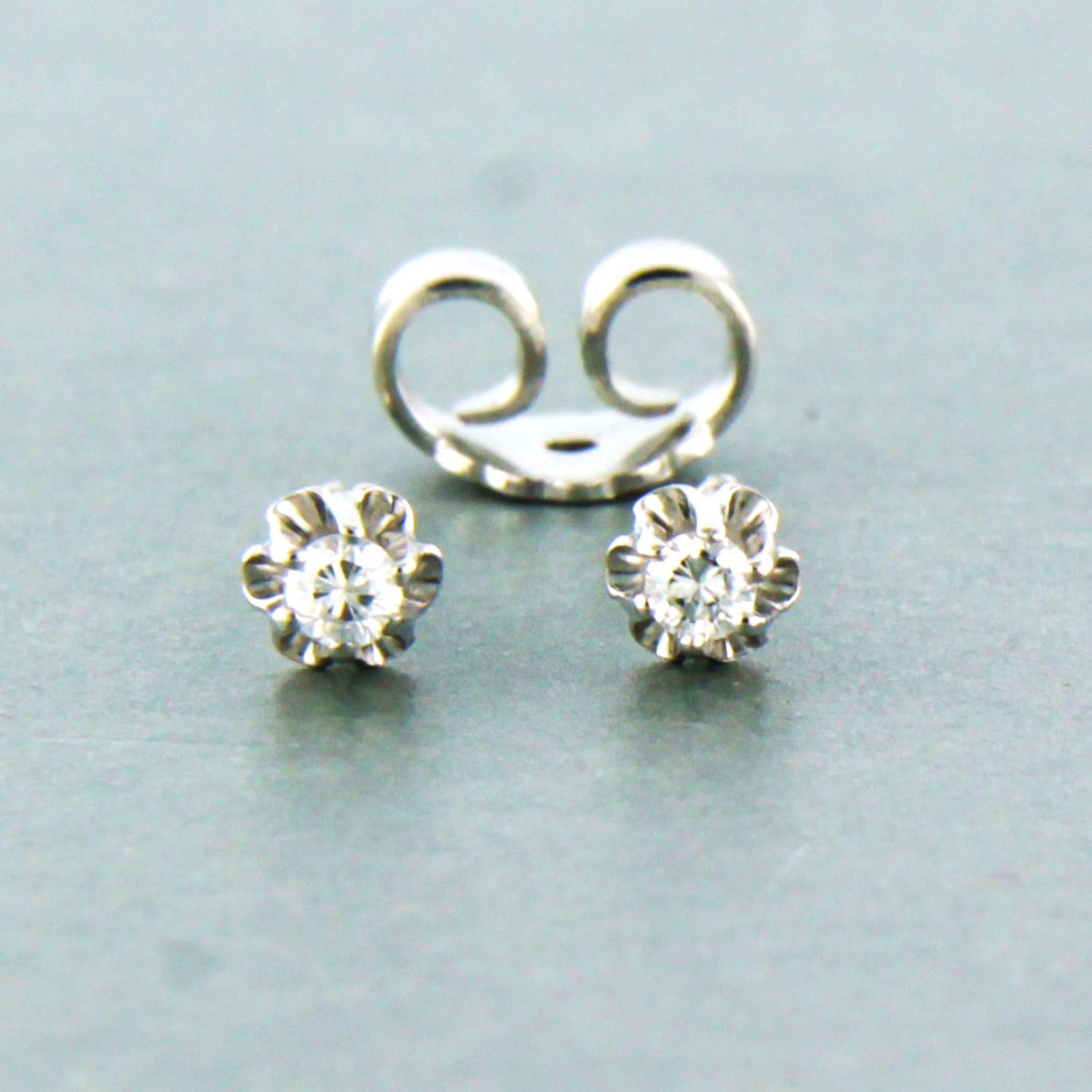 14k  wit gouden solitair oorknoppen bezet met briljant geslepen diamant kopen? Bied vanaf 90!
