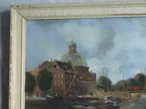 Fred Hartsuijker - Ingelijste pastel , Stadsgezicht Amsterdam kopen? Bied vanaf 40!