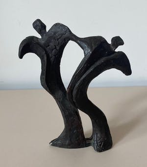 Niet of onleesbaar gesigneerd - Verbronsd abstract beeld van twee dansende of feestende figuren kopen? Bied vanaf 1!