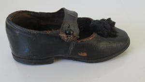 Curiosa - Twee antieke leren kinderschoenen voor een meisje kopen? Bied vanaf 1!