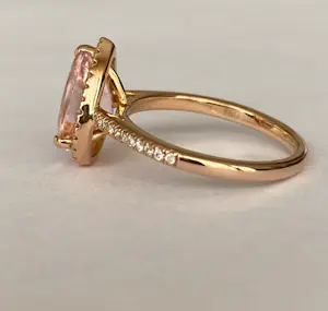 AcheterRing van 18 karaats roségoud met peervormige morganiet en halo van diamanten? Enchérissez de 700!