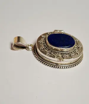 Buy Handgemaakte grote zilveren doos hanger met natuurlijke lapis lazuli steen? Bid from 90!
