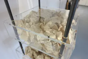 Henny Schakenraad - Mixed Media / Zeer groot object van o.a. metaal, plexiglas en papier, BEWAREN kopen? Bied vanaf 750!