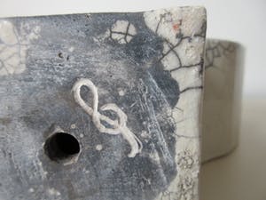 Niet of onleesbaar gesigneerd - XL Raku Keramische Dubbele Kandelaar met Brutalistische decoratie kopen? Bied vanaf 1!