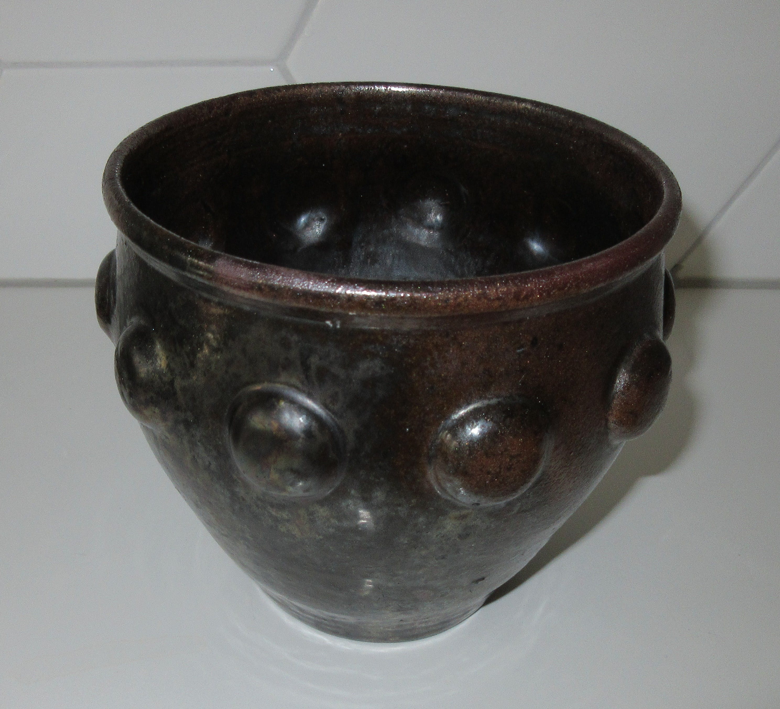 Dicker Ware Pottery - Arts & Crafts vaasje met zwart en brons ijzeroxide glazuur kopen? Bied vanaf 1!