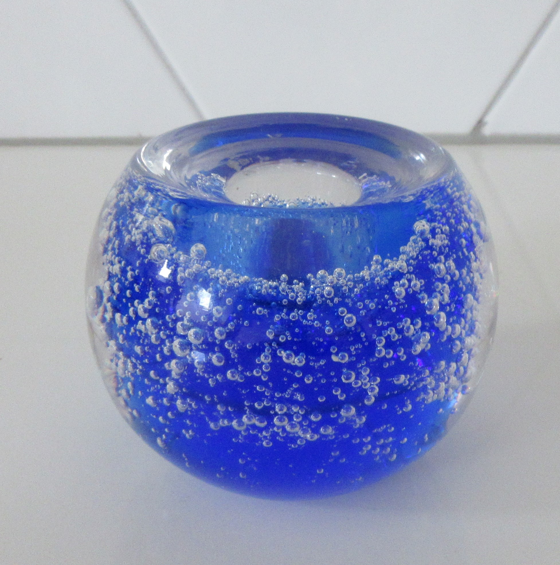 Niet of onleesbaar gesigneerd - Zware dubbelwandige blanke en blauw glazen kandelaar met bellen kopen? Bied vanaf 1!