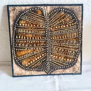 Lisa Larson - Wandfliese Keramik mit Blattmotiv 60er/70er Jahre für Gustavsberg kopen? Bied vanaf 160!