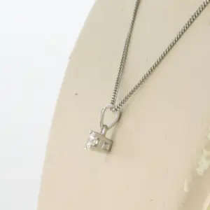 14k wit gouden collier en solitair hanger met briljant geslepen diamant 0.10ct kopen? Bied vanaf 220!