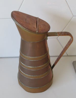 Niet of onleesbaar gesigneerd - Art deco rood en geel koperen dekselkan met rieten handvat J.N. Meeuws S. Hage kopen? Bied vanaf 1!