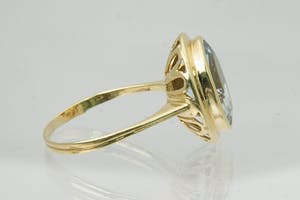 Buy 1315 - 18krt geel-gouden ring met ovaal geslepen Aquamarijn? Bid from 140!