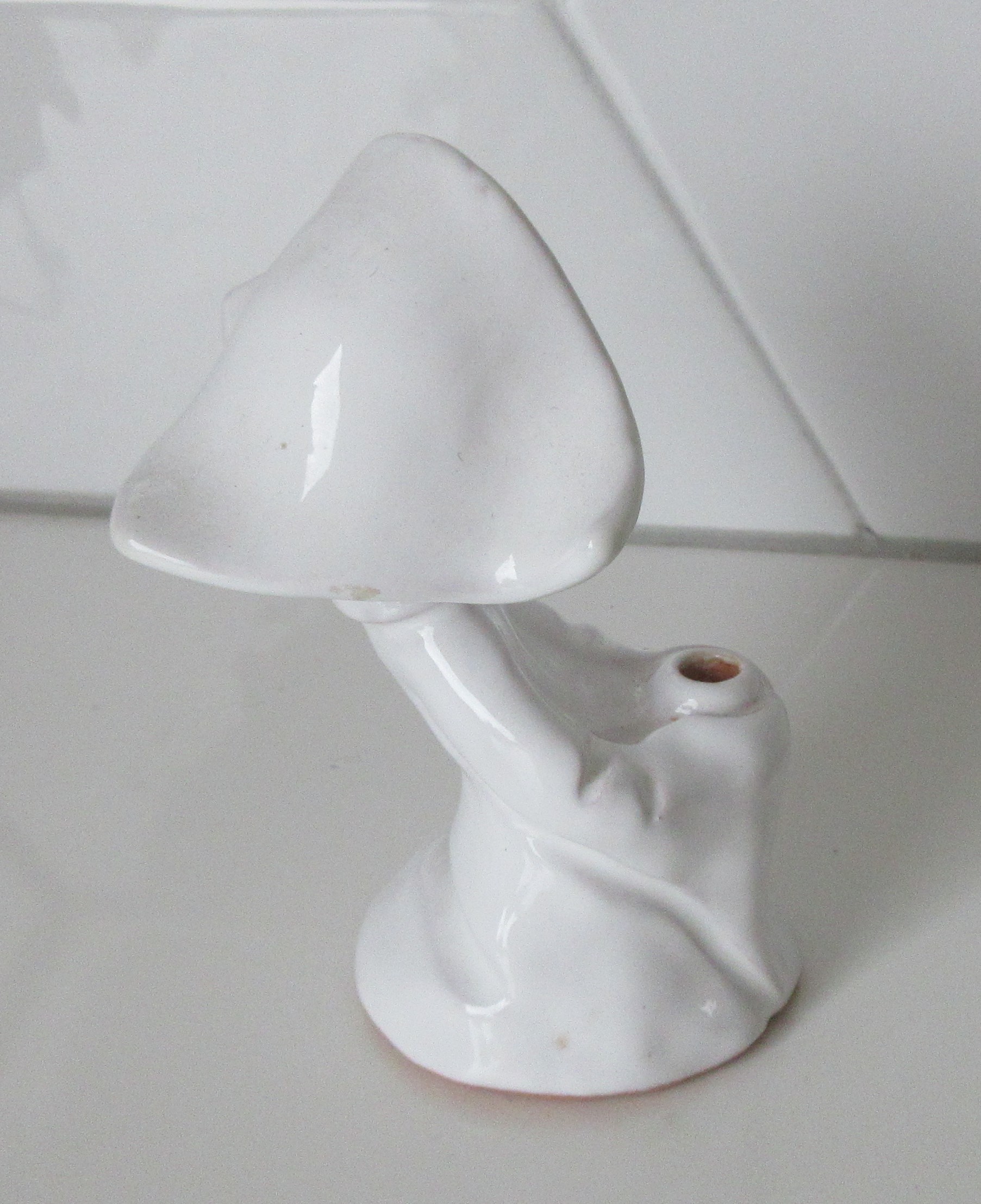 Niet of onleesbaar gesigneerd - Wit geglazuurd aardewerk plastiekje van een nonnetje kopen? Bied vanaf 1!