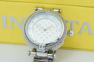 Acheter58- Zo goed als nieuw Invicta "bolt lady 28923" dames polshorloge met Box + cert? Enchérissez de 70!