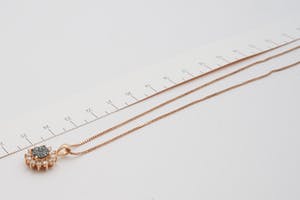 2537 - 14 Krt rose-gouden dames Halssierraad met diamanten hanger - 0.40ct kopen? Bied vanaf 220!