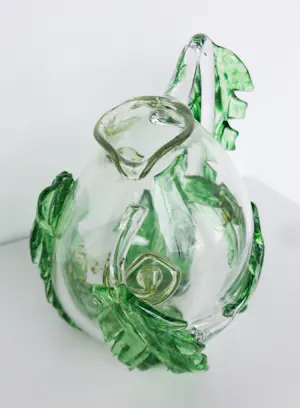 Ciel van Dooren - Studio de Oude Horn / Fraaie grote glazen schenkkan met bladmotief kopen? Bied vanaf 150!