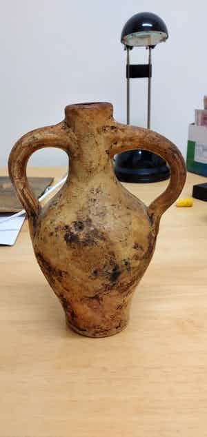 Niet of onleesbaar gesigneerd - Vaasje verkocht voor € 1!