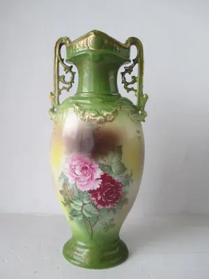 AcheterNiet of onleesbaar gesigneerd - Antieke vaas in Art Nouveau? Enchérissez de 1!