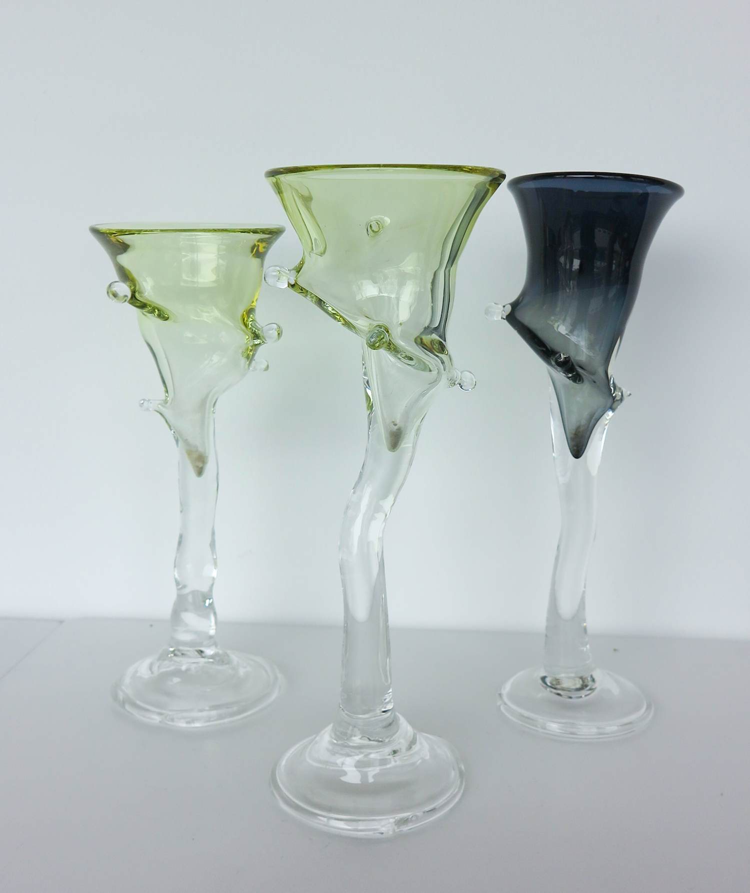 Yvon Trossèl - Drie speels gevormde glazen in groen/geel en donkerblauw kopen? Bied vanaf 150!