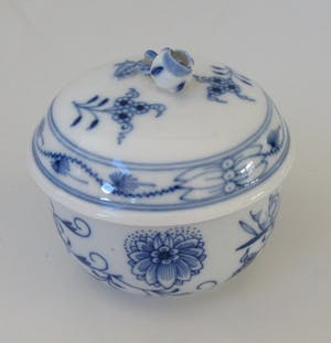 Meissen porzellan - Suikerpot met deksel in het beroemde blauw witte Zwiebelmuster decor - 1e keus kopen? Bied vanaf 35!
