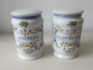 Royal Goedewaagen - Twee platelen apothekerspotten voor de firma Caron B.V. kopen? Bied vanaf 26!