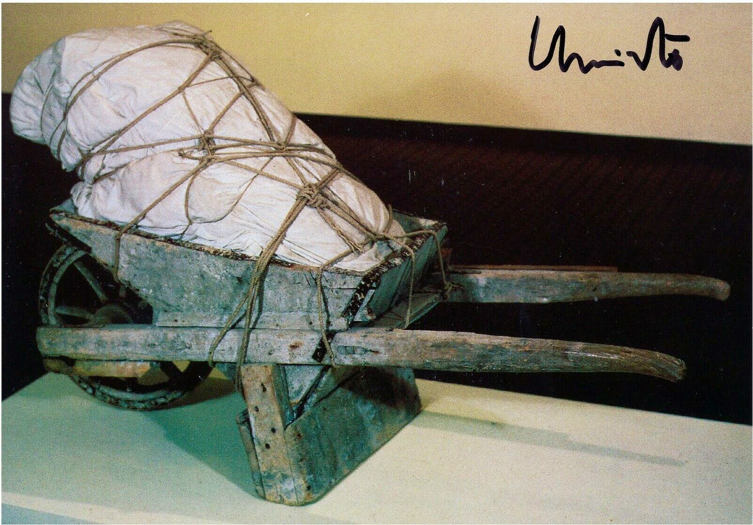Christo - Ingepakte kruiwagen - Handgesigneerd Christo verkocht voor € 85!