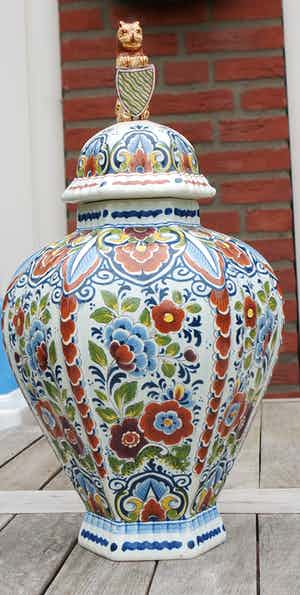 Potterie Oud Delft - Gekleurd Delfts dekselvaas met leeuw met wapenschild verkocht voor € 28!
