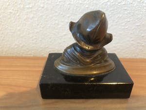 Julius Schmidt- Felling - Prachtige gesigneerd borstbeeldje van vrouw met muts. kopen? Bied vanaf 85!