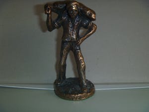 Niet of onleesbaar gesigneerd - fraai bronzen beeldje van havenarbeider met een zak op schouder kopen? Bied vanaf 1!
